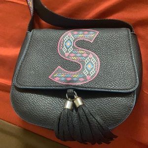 I’m selling a kids bag. It has an S with colors like blue, yellow, pink, white.